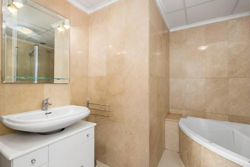A Beautiful 2 Bedroom Townhouse - Las Cerezas กิวดาด เกซาดา ภายนอก รูปภาพ